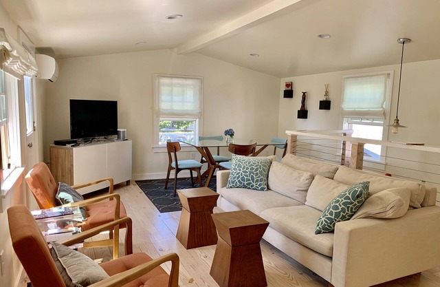 LUXUS PRIVATE OASE !. 2BD / 2BA East End Schritte 2 Strand auf Commercial St. Parkplatz!