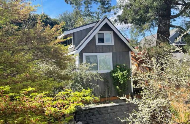 Luxury private tiny house with balcony in coveted Queen Anne neighborhood