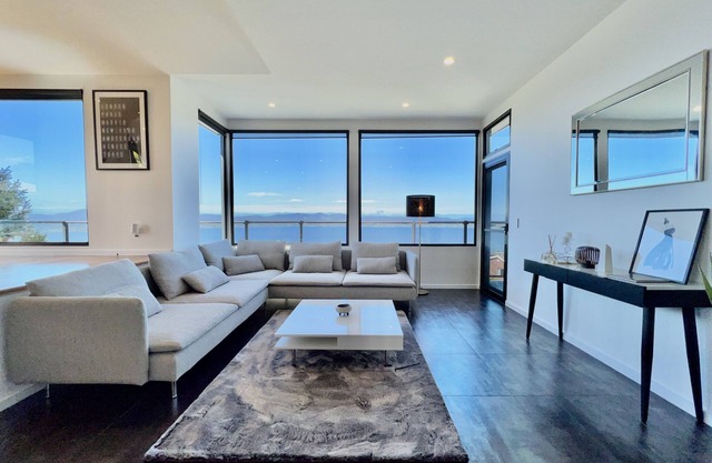 Nicholas House - Luxury With River & City Views