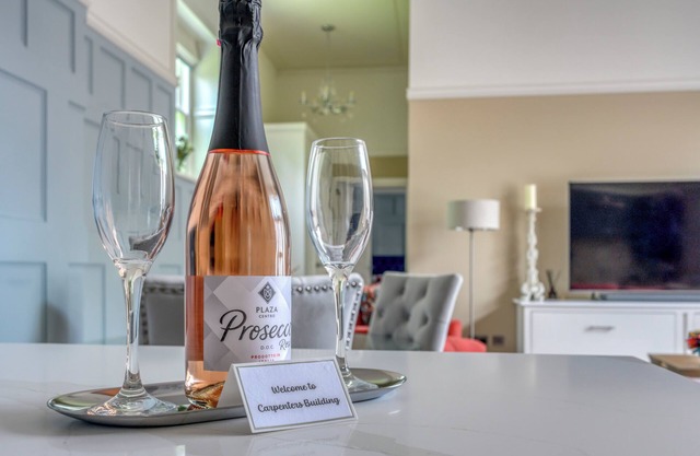 Luxury Quenington apartment close to pubs, cafes, shops, Cirencester, Cotswolds