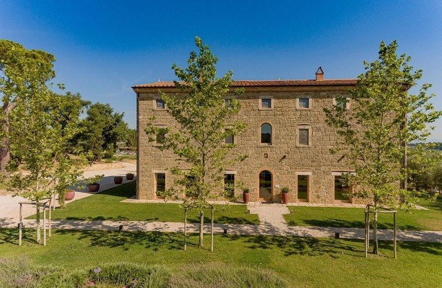 Luxury rental in Tuscany for 18 people