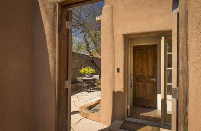 5 Sterne Immobilie !! Casa Miguelita - Moderne und heiter Adobe, zu Fuß zum Canyon Road