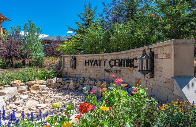 Hyatt one bedroom, balcony, outdoor swimming pool & hot tub, firepit, walk to hiking & biking trails