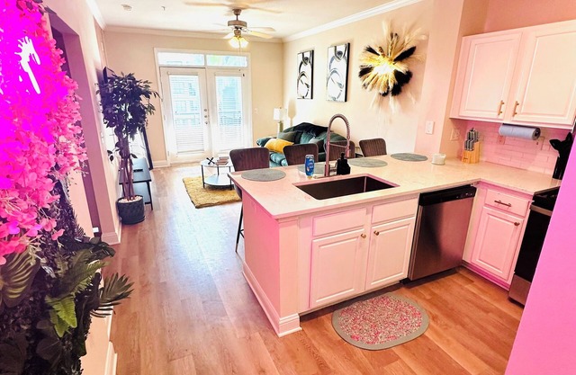 Luxury resort style, pool view, 1bedroom two bed stylish apartment.