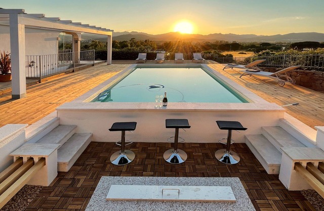 Luxury retreat 300 metres from the sea, with heated pool, fireplace and sauna.