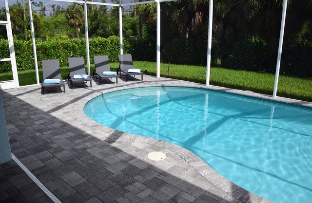 Luxury Retreat: 3BR with Pool, Hot Tub & Games