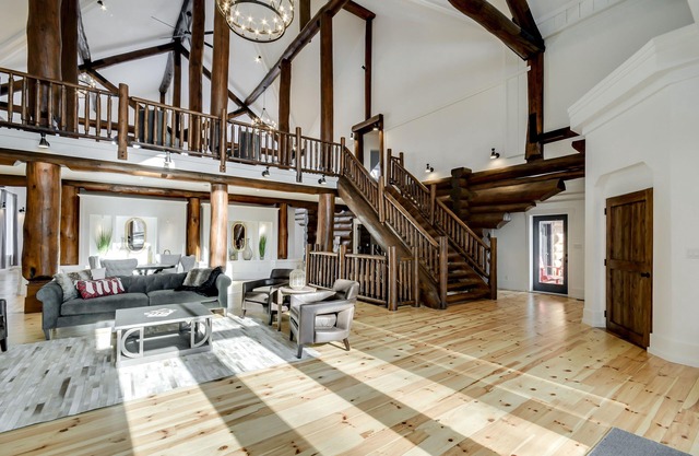 Luxury retreat, exquisite dock on canal, 4 Lks. Lodge 5 min Huntsville/Deerhurst