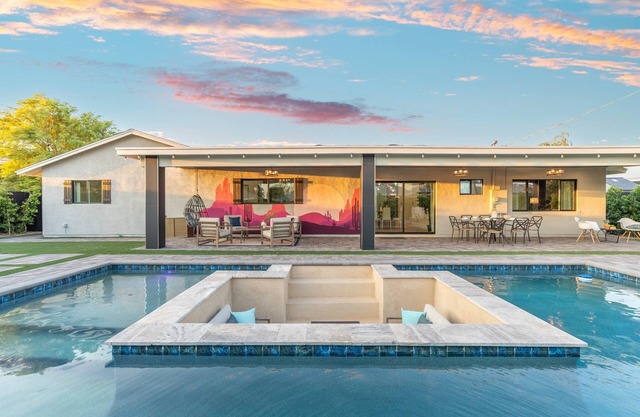 Luxury Retreat| Heated Pool | Mini Golf | Old Town