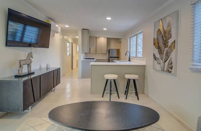 Luxury Retreat! Home in Nassau Walking Distance to Beach, Restaurants + More!