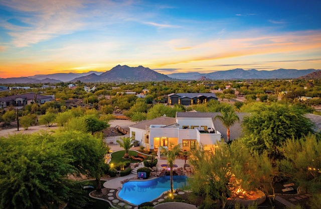 Luxury retreat | massages, pool, golf, sunsets, movie, games.