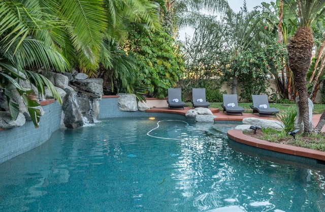 Luxury Retreat-Pool/HotTub/Game Room/Putting Green