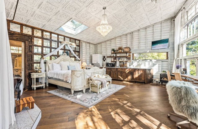 Luxury retreat treehouse near Charleston pet-friendly