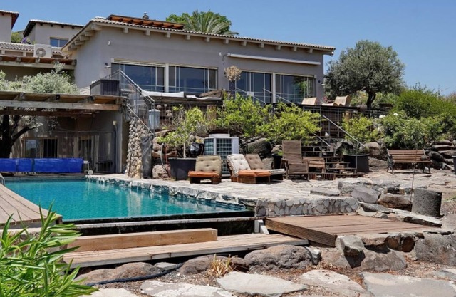 Luxury Retreat With Garden and Pool