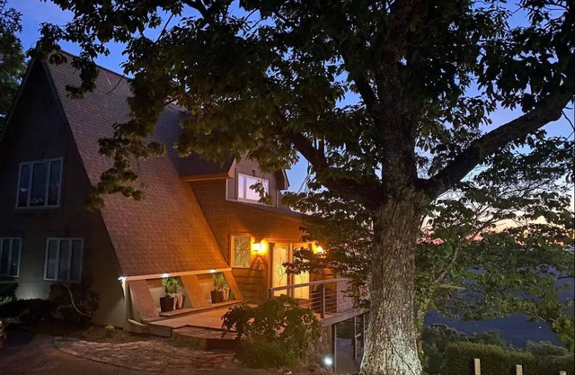 Luxury retreat with panoramic views at Mount Sinai Manor!