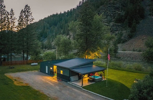 Luxury Riverfront Retreat on Montana's Iconic Blackfoot River with Hot Tub