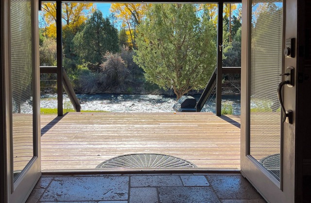LUXURY RIVERFRONT RETREAT: PET FRIENDLY: BRYCE / ZION, RAFTING, FISHING, HIKING