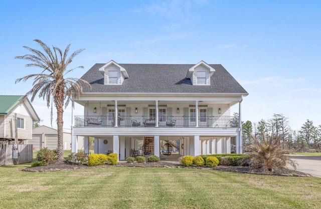 Luxury riverfront home w/ pool, fishing dock, & boat house w/ lift ! Sleeps 14
