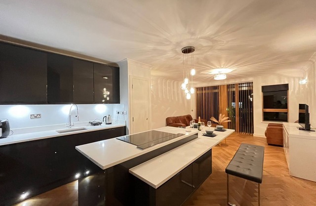Luxury Riverside Retreat with Bath Jacuzzi in Central London