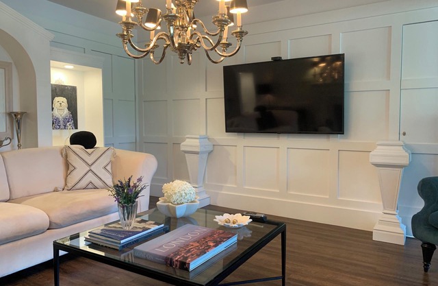 Luxury Romantic Private Suite With Lounge. New August 2025, Historic District.