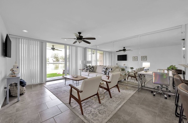 Luxury Romantic Lakefront Condo walking distance to restaurants & boat access