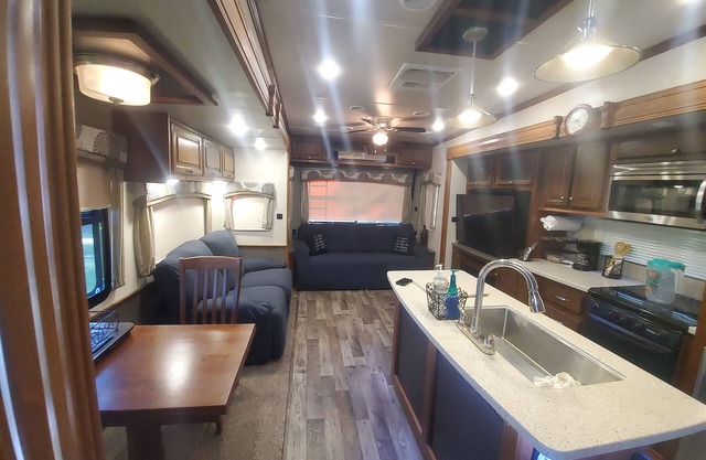 Luxury RV nested in a country setting, Only 9 minutes from Sanford airport!