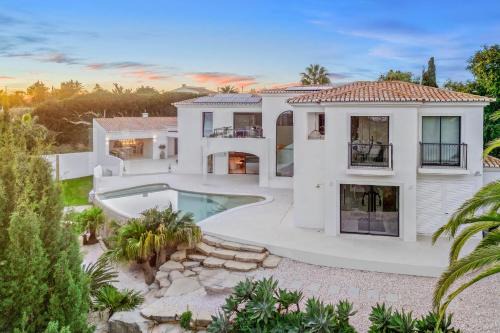 Luxury Sea Views Smart Villa Bliss, 2 Stunning Sea Views, Infinity Pool, Sauna, Gym, Home Cinema, Full Smart Home Technology and Full Privacy