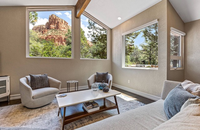 Luxury Sedona zen home, totally remodeled, views, hiking trails & labyrinth!!