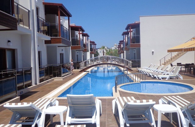 Luxus-Ferienwohnung zur Selbstverpflegung mit 1 Schlafzimmer und Gemeinschaftspool.