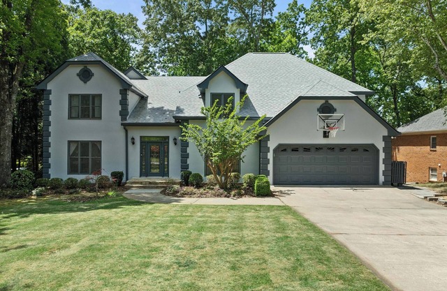 Luxury Serene 7-bedroom 5.5-bath 2 Living Rooms 2 Kitchens Close to Lake & Golf