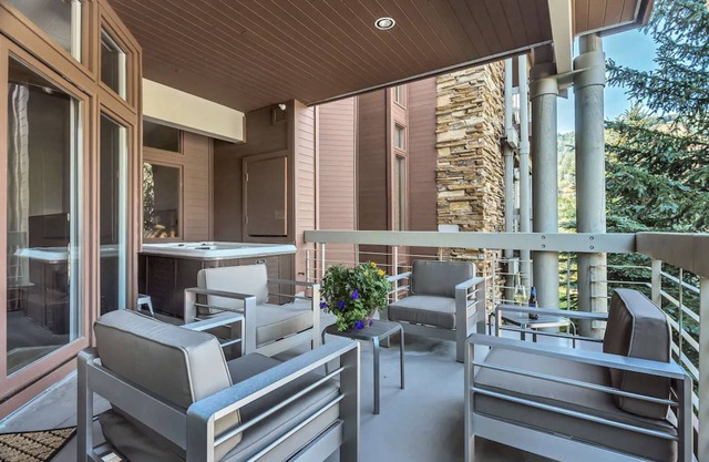 Luxury ski condo: 150 Yds to Lifts 100 Yds to SKi School @ Deer Valley!