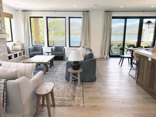 Luxury Ski Home 5 min from SnowBasin, 50' from Pineview Lake