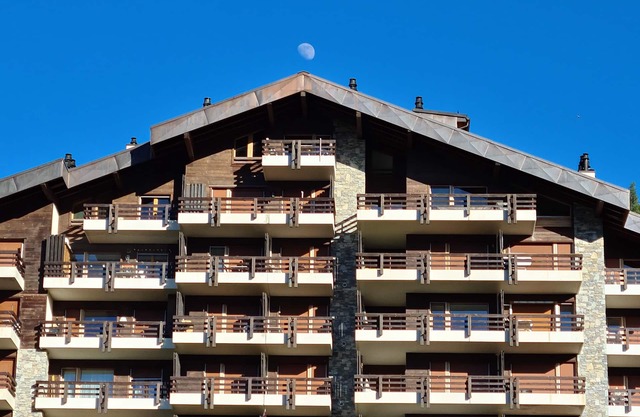 Luxury Ski-in/ Ski-out Apartment, 50m to Ski Station and Close to Town Centre