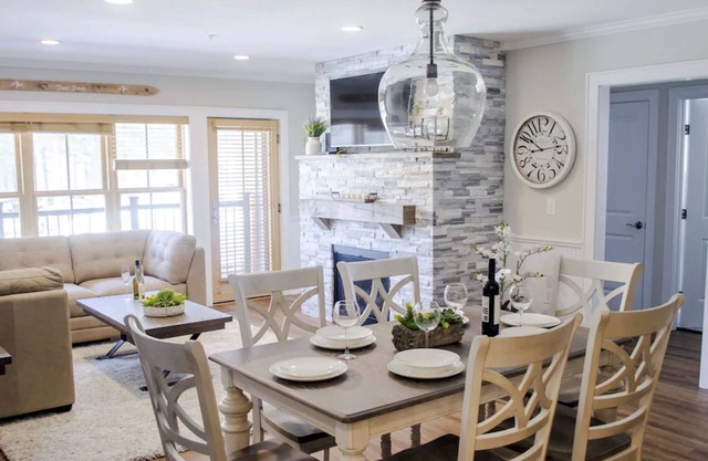 Luxury SKI IN/SKI OUT Kearsarge Brook Condo 3 bed, 2 bath at Cranmore Mountain!!