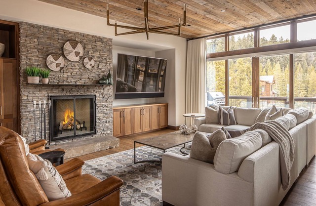 Spend Summer in Big Sky! Luxury Ski-in, Ski-out Spanish Peaks home Pet and Child Friendly