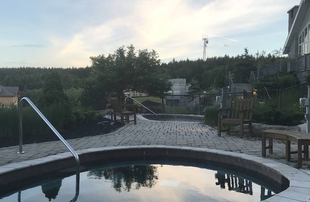 Luxury Ski-in/Ski-out 2 BR, Soaring Eagle 207, Hot tubs, Underground parking