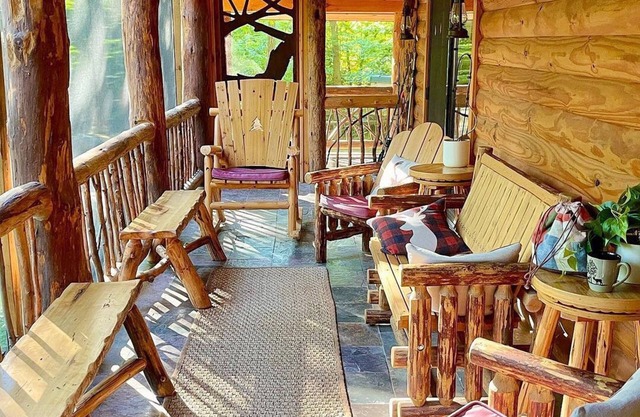 Luxury Spa Cabin by the Creek w Hot Tub, Luxury Spa Cabin by the Creek w/ Hot Tub