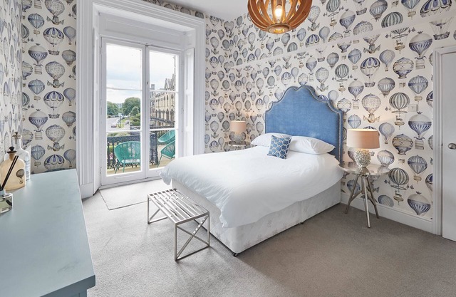 Luxuriöse, geräumige Wohnung im ersten Stock am Meer mit Balkon und herrlicher Aussicht
