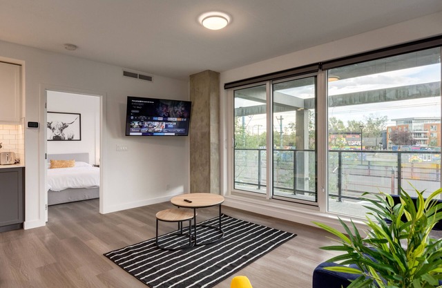 *Luxury* Spacious 2BR+2Bath in Kensington