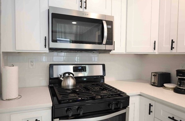 Luxury Spacious Home/ Convenient Location/ Free Wine