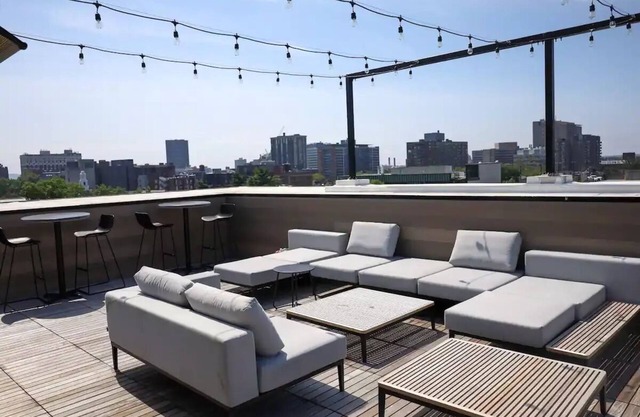 Luxury Spacious SkyLine View-Parking-Free Wine