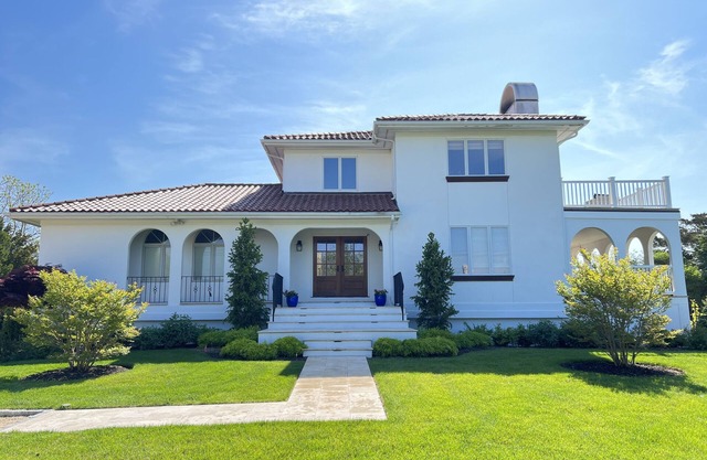Luxuriöse spanische Villa mit beheiztem Pool in bester Lage in West Hampton Beach