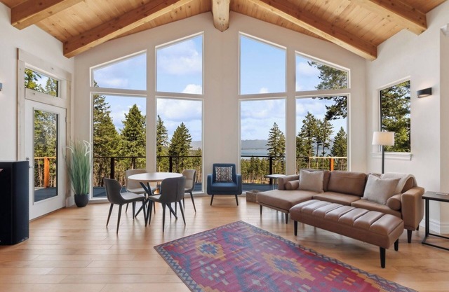 Luxury Stay, Breathtaking Views, Central Location
