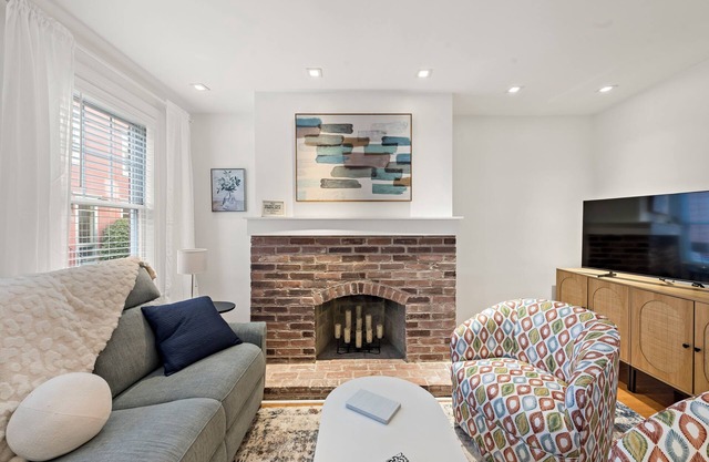 Luxury, Steam Shower, Stylish 3BR 2BA Home in the Beautiful Rittenhouse District