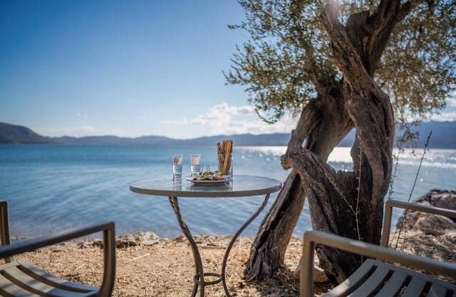 Luxuriöse Steinvilla in Olive Groove, direkt am Wasser