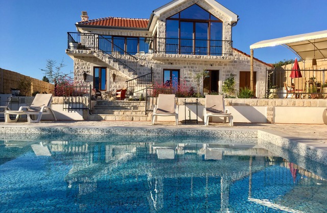 LUXUS STEINVILLA, INFINITY POOL, HERRLICHES MEER UND BERGBLICK ÜBER BOKA BAY