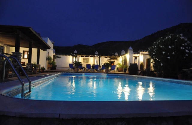 luxury 1-Bed Studio, 2 pools, jacuzzi, equestrian