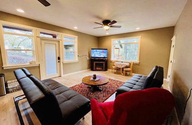 Luxury studio in the private hillside of Trail. Wi-Fi & Pet Friendly!