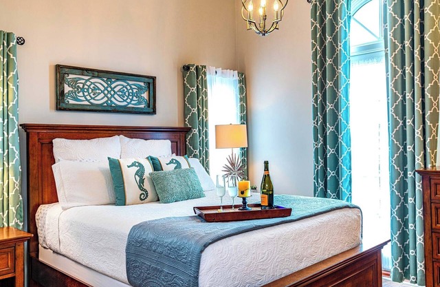 Luxury Studio w/ no carpet-balcony-full kitchen-community pool & hot tub!