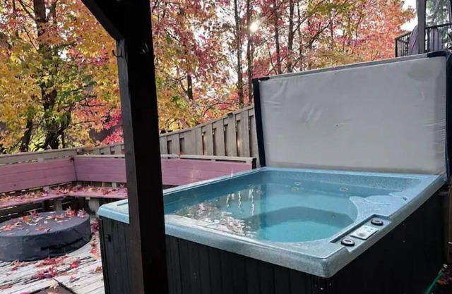 Luxury Suit w/ Pool table HotTub