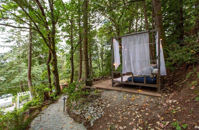 Luxury Suite with Cedar Hot Tub & View